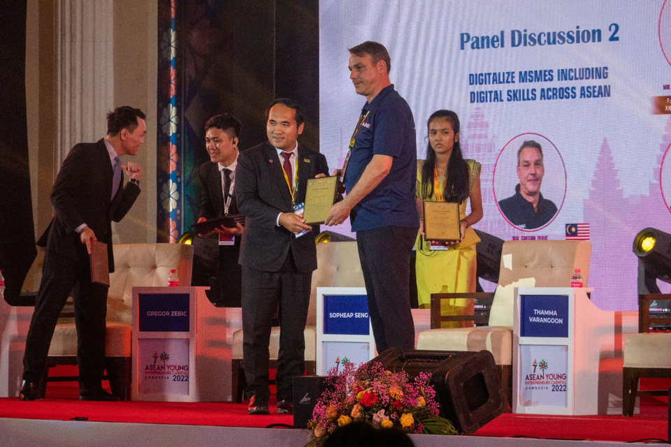 Gregor Zebic receiving a plaque at the ASEAN Young Entrepreneurs Carnival 2022
